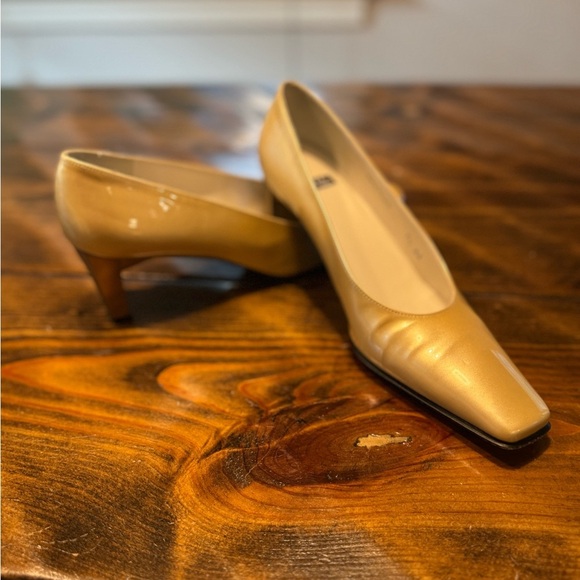 STUART WEITZMAN~pearly gold patent leather~MID-HEEL SHINY GOLD PUMP SHOES 7.5N - Picture 1 of 11